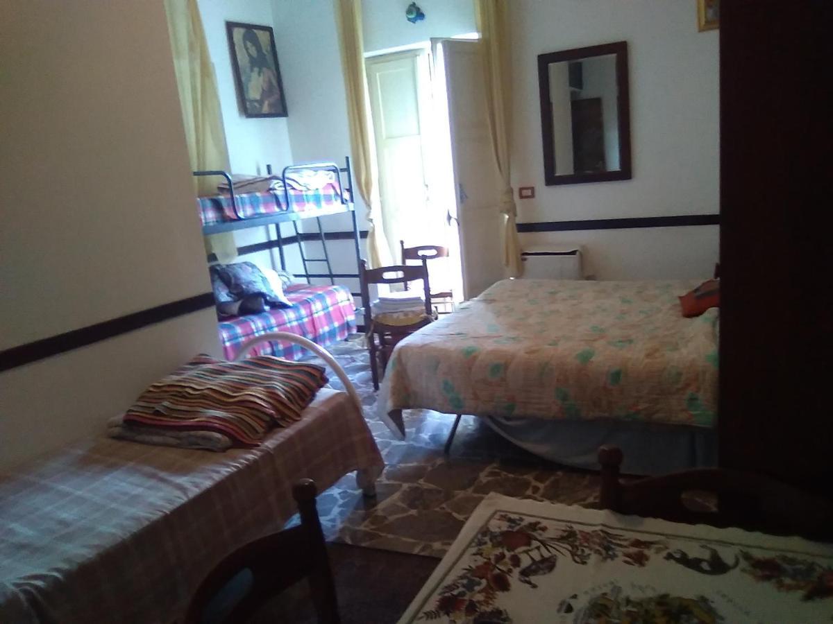 Room In Guest Room - Single Room With Shared Bathroom Taormina Buitenkant foto