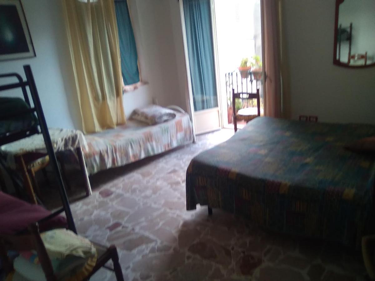 Room In Guest Room - Single Room With Shared Bathroom Taormina Buitenkant foto